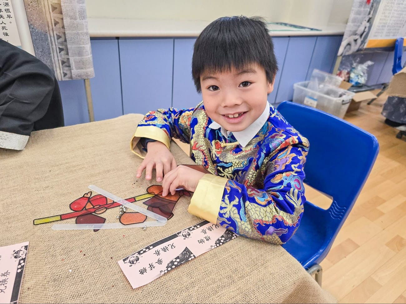 中華文化日:同學參與製作皮影玩偶