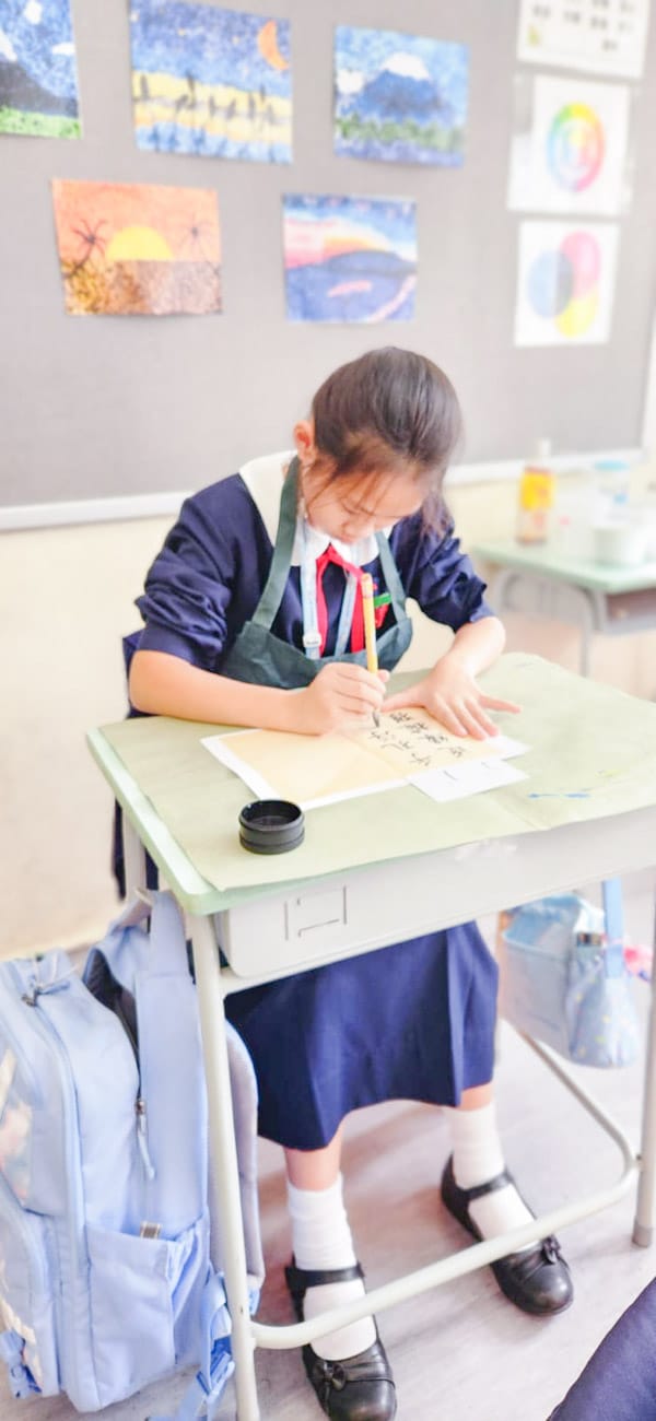 學生在學習書法