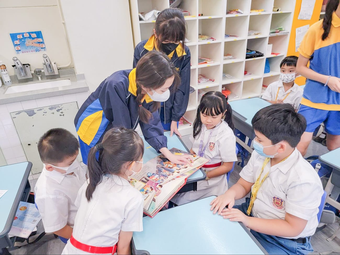 與圖書組合辦活動,高年級學生向